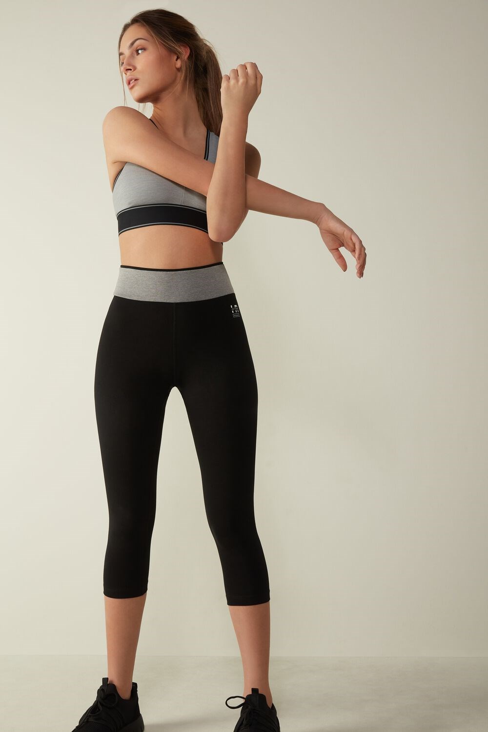 Intimissimi In Action Capri Leggings in Organic Stretch Cotton Black - 731i - Black / Medium Heather Grey | 3716CENMD