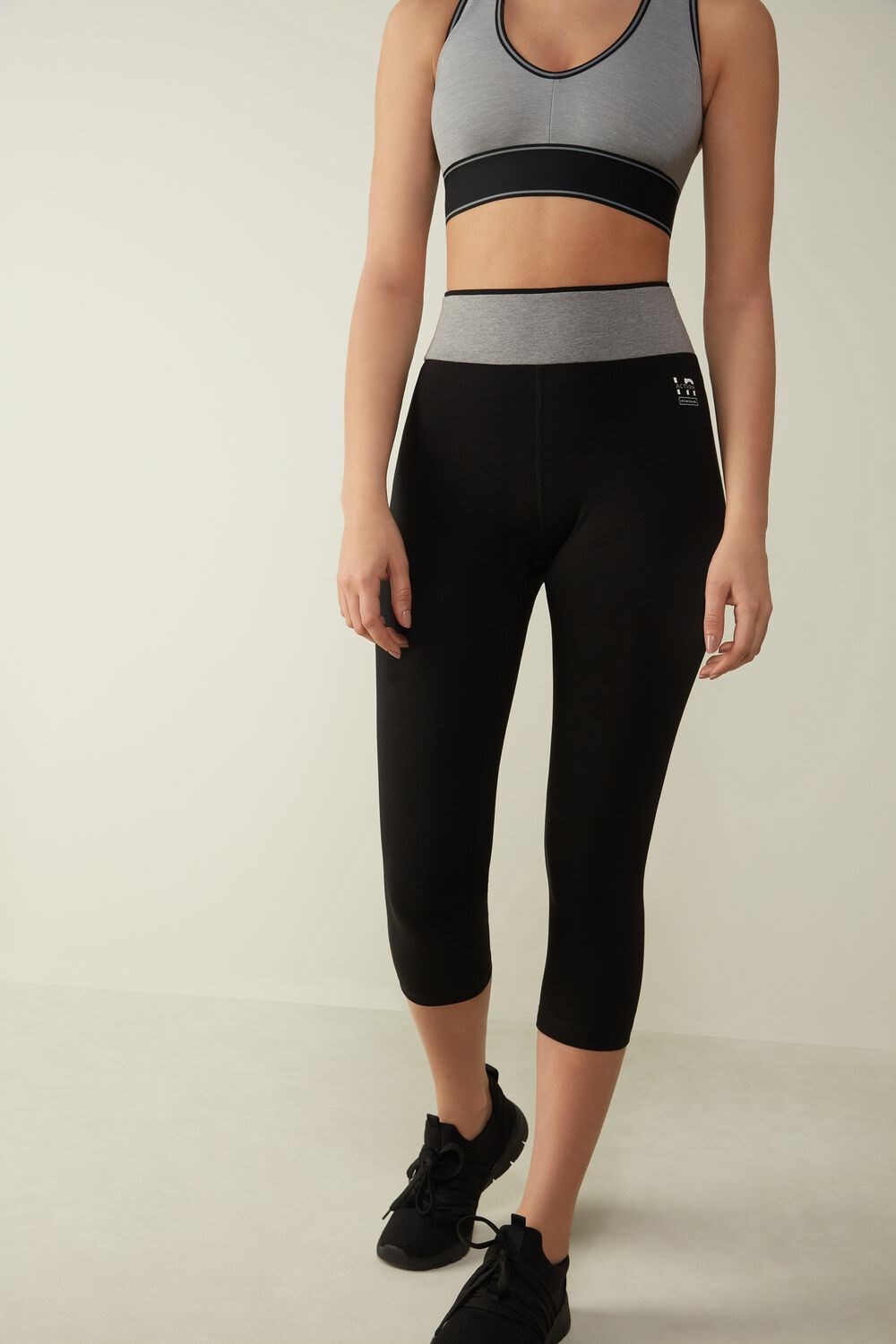 Intimissimi In Action Capri Leggings in Organic Stretch Cotton Black - 731i - Black / Medium Heather Grey | 3716CENMD