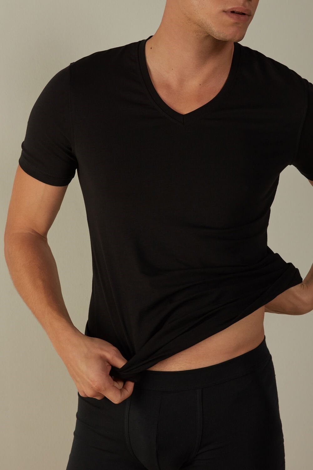 Intimissimi V-neck T-shirt in Stretch Supima® Cotton Black - 019 - Black | 4907XNSYC